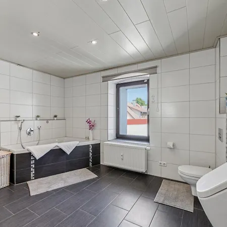 2 Bedroom 4 Beds, Tv, Kitchen & Free Parking Apartament