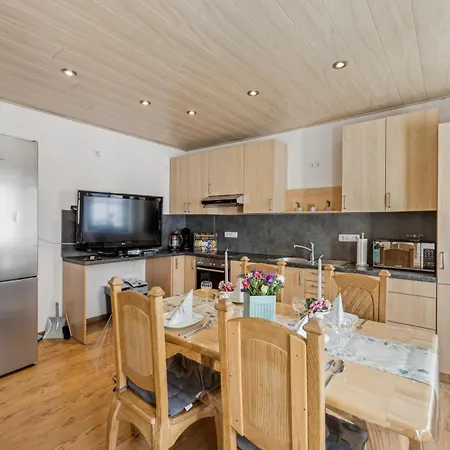 2 Bedroom 4 Beds, Tv, Kitchen & Free Parking Διαμέρισμα *